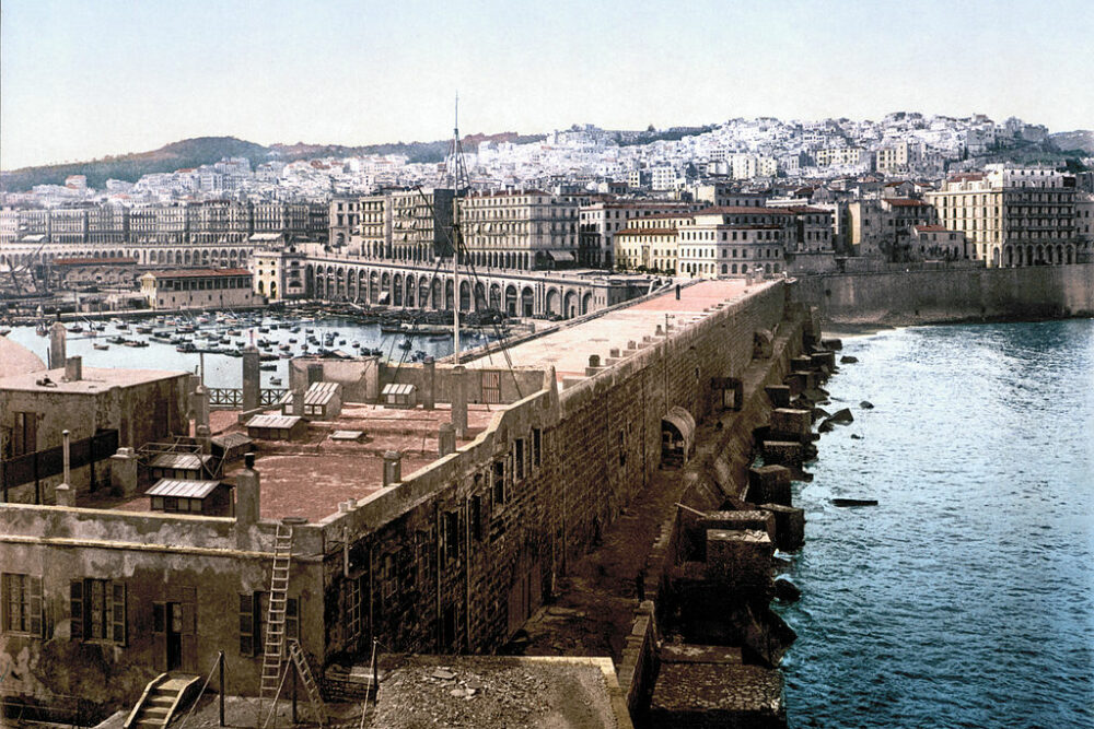 https://upload.wikimedia.org/wikipedia/commons/e/eb/Algiers_harbor_1899.jpg