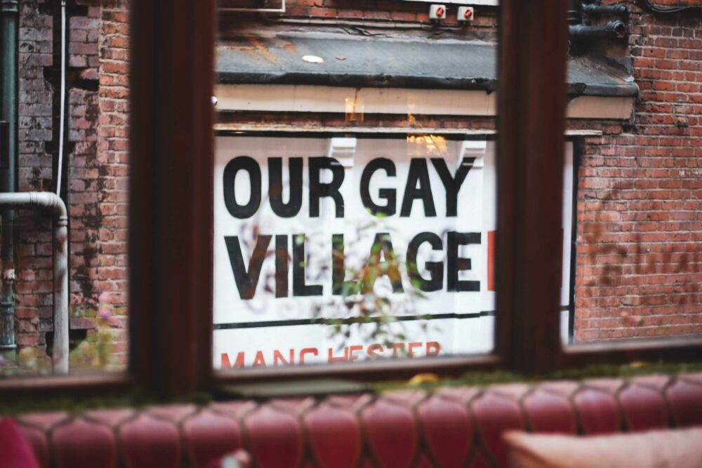 Hauswand mit Aufschrift "Our Gay Village"