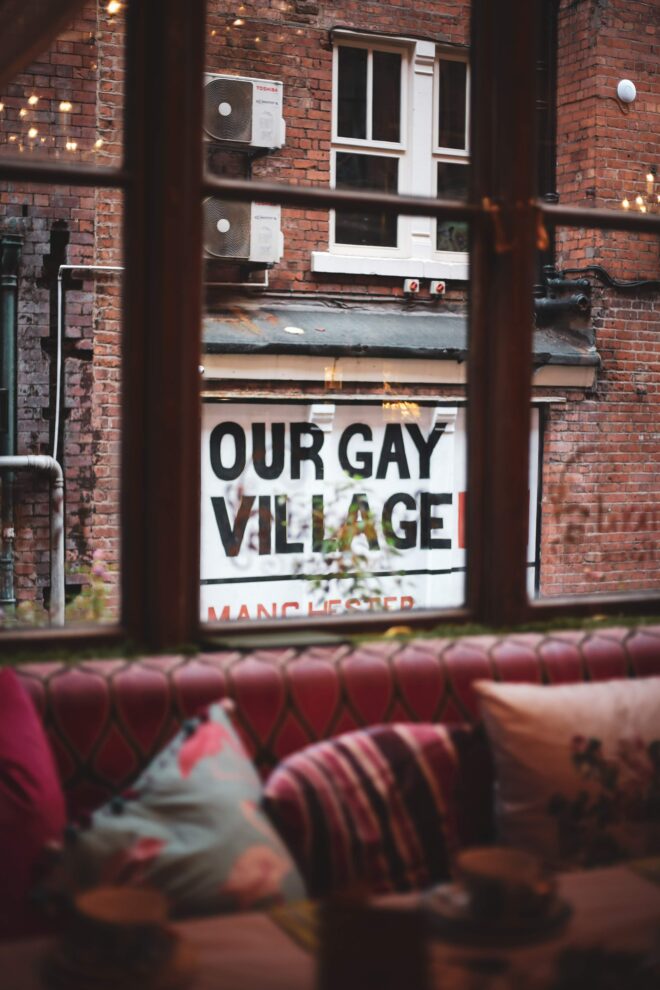 Hauswand mit Aufschrift "Our Gay Village"