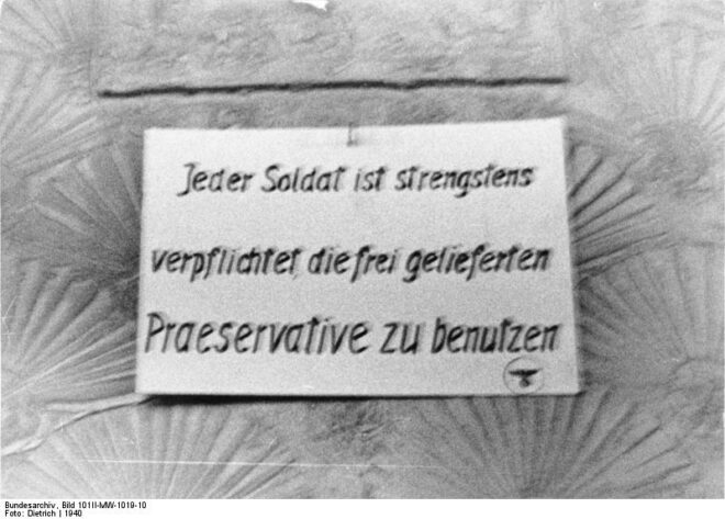 Plakat: "Jeder Soldat ist strengstens verpflichtet die frei gelieferten Praeservative zu benutzen!"