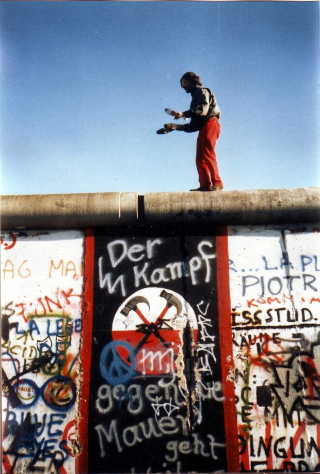 Juggling on the Berlin Wall